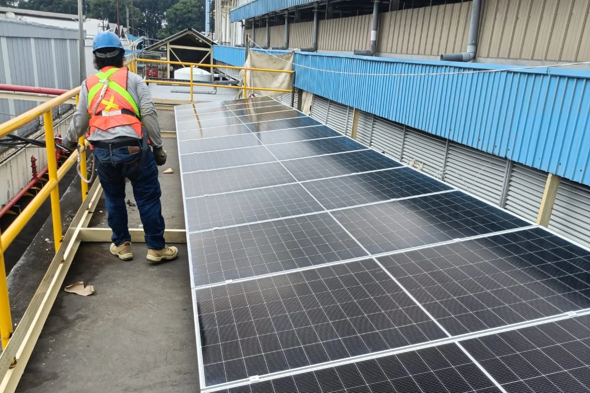 Deretan panel surya di atap area industri PT Bayer Indonesia, Surabaya