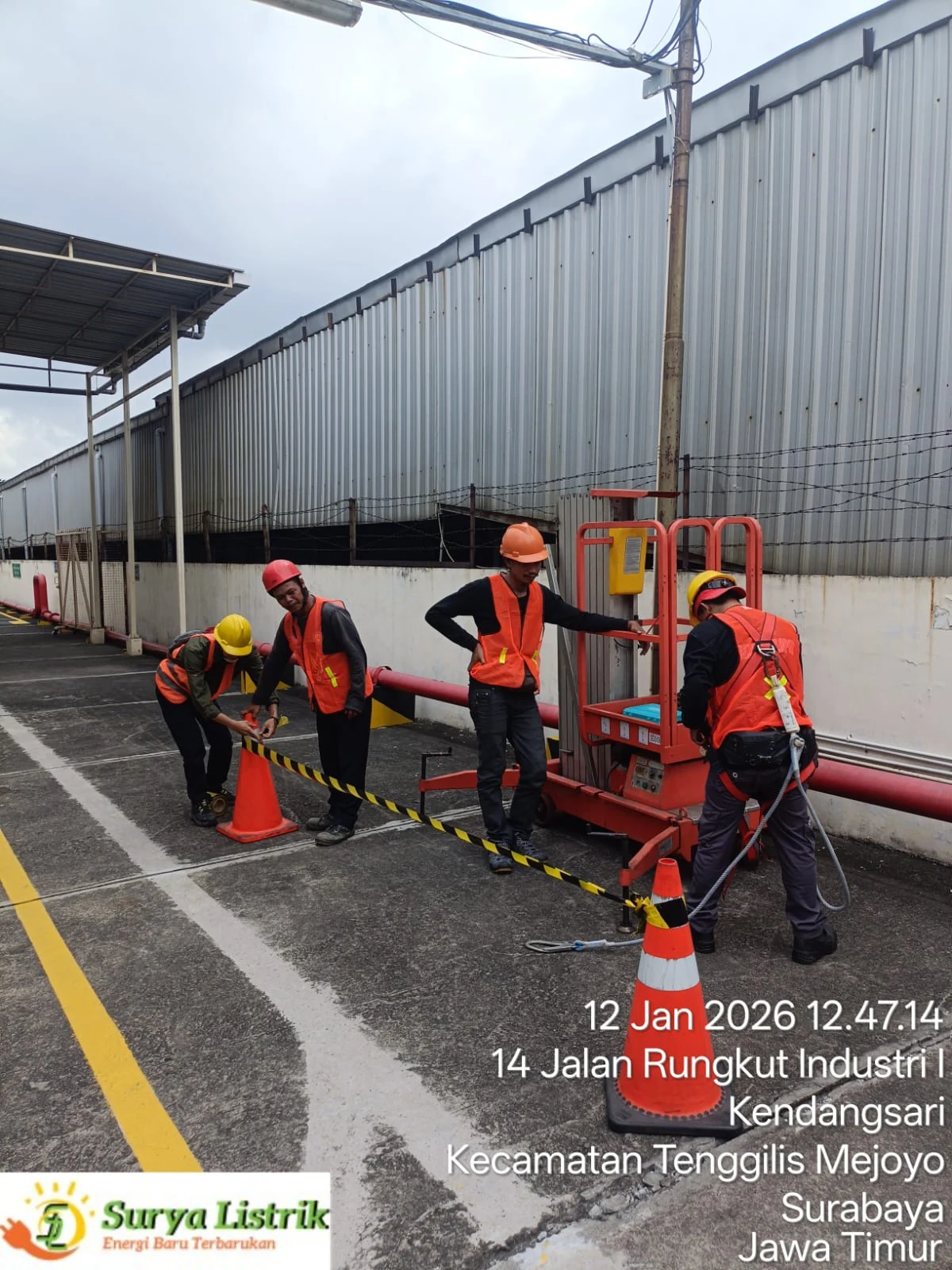 Dokumentasi pekerjaan instalasi di lokasi proyek Bayer.