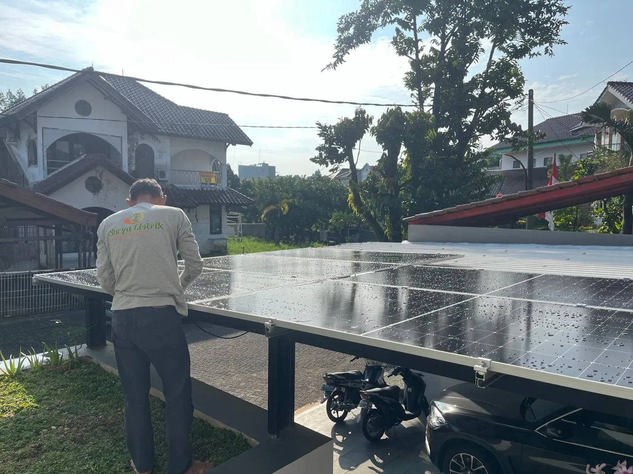 Panel surya menjadi atap carport rumah di Kota Bogor
