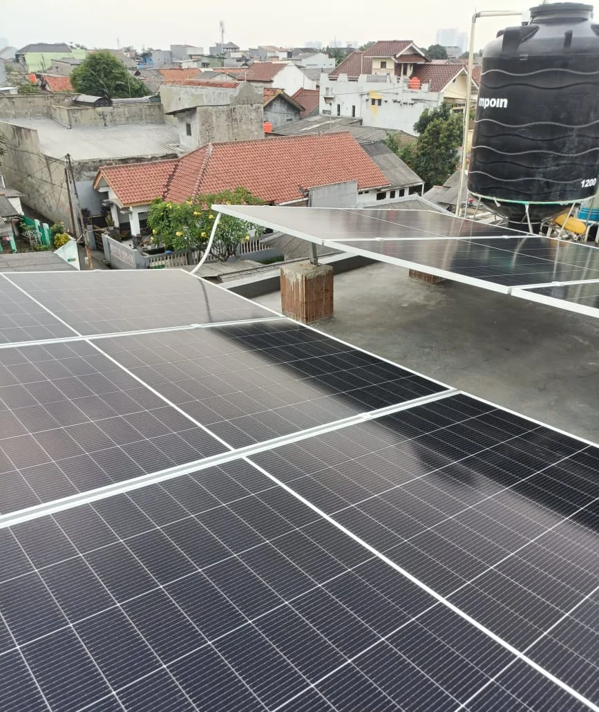 Susunan panel pada rangka di atap dak, Depok.