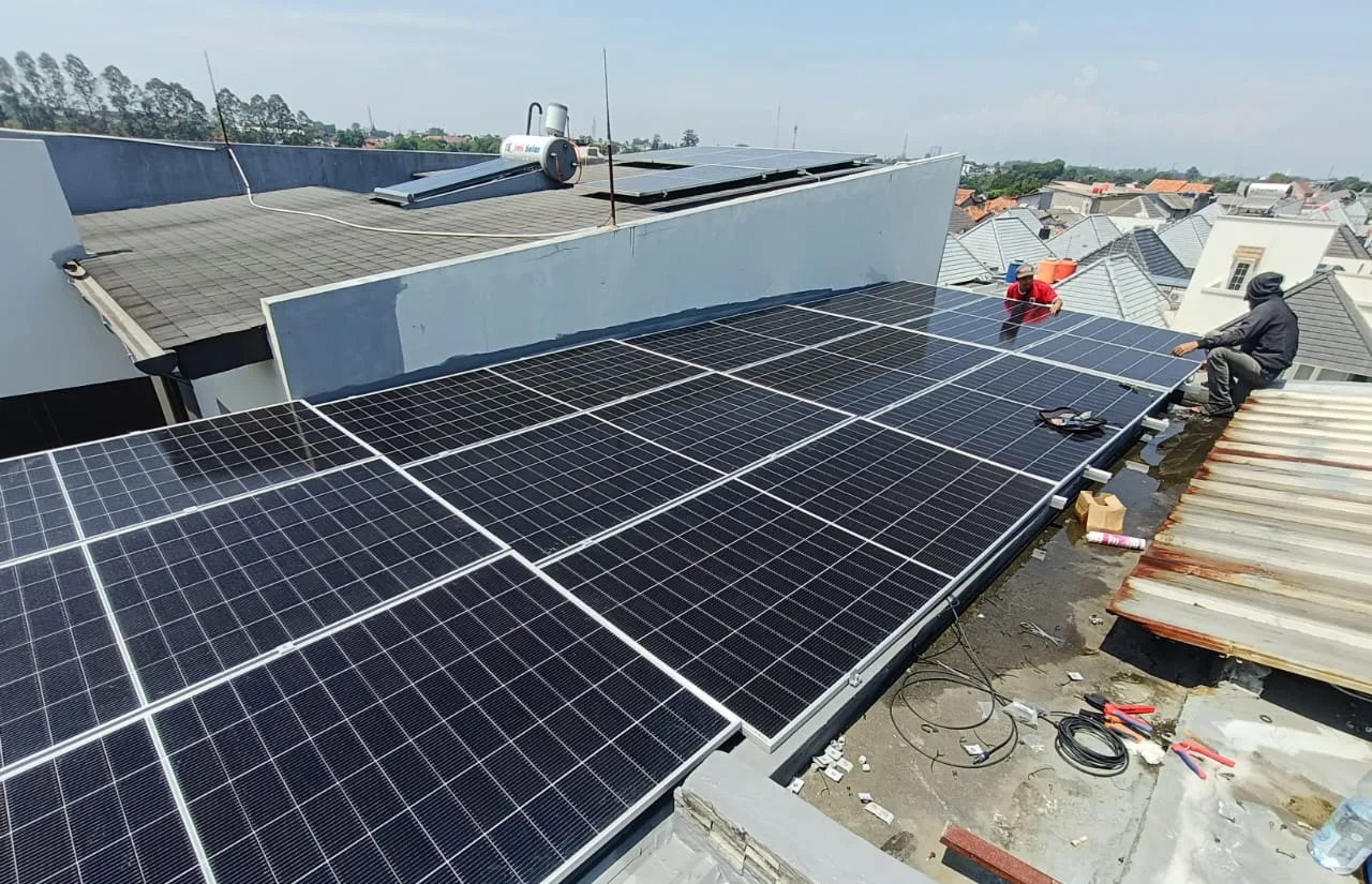 Panel surya terpasang berderet pada atap rumah di Depok saat pemasangan
