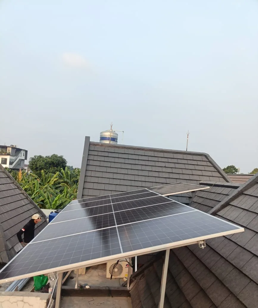 Pemasangan panel pada rangka di antara bidang atap genteng, Depok.