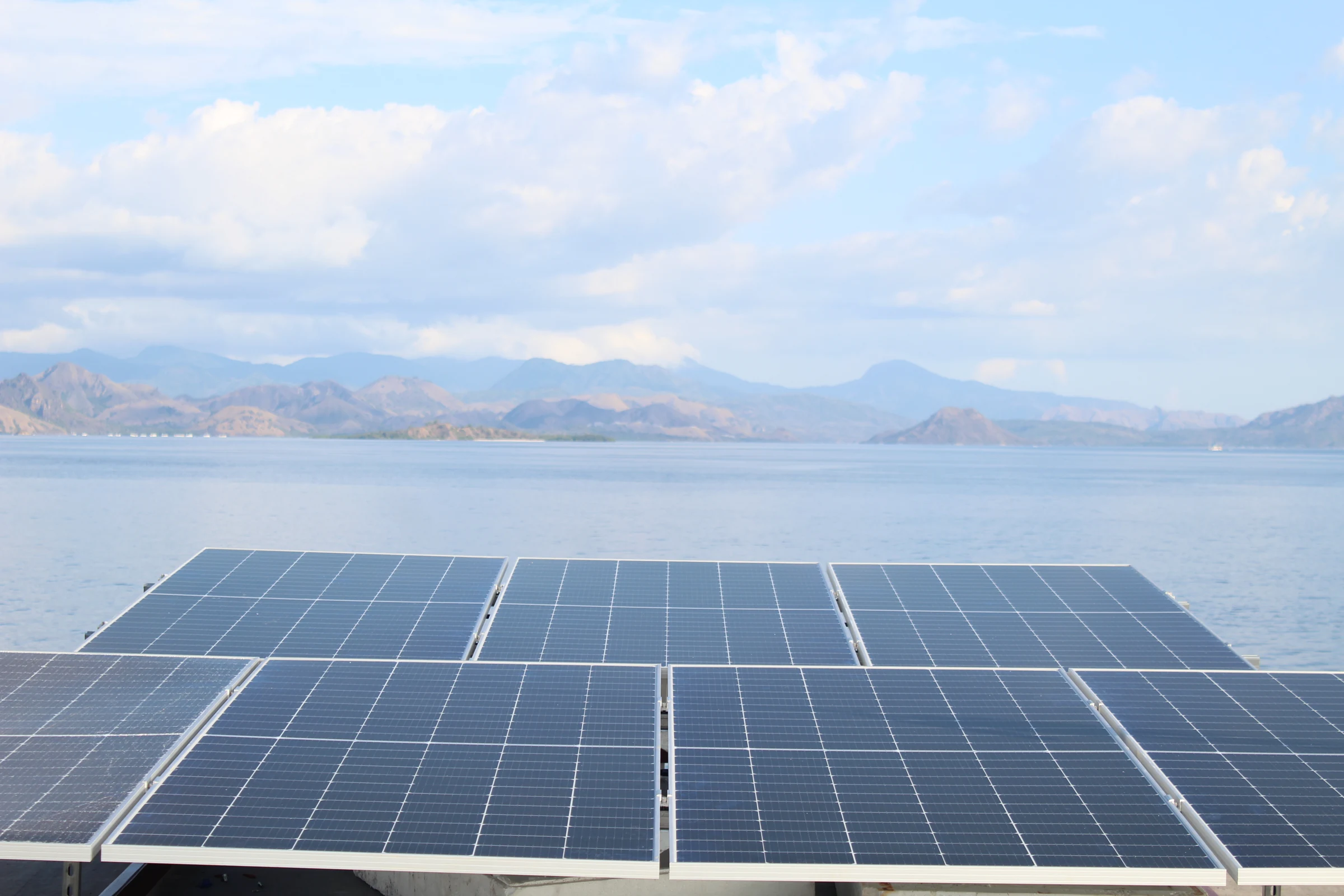 Panel surya menghadap laut dan perbukitan di Labuan Bajo