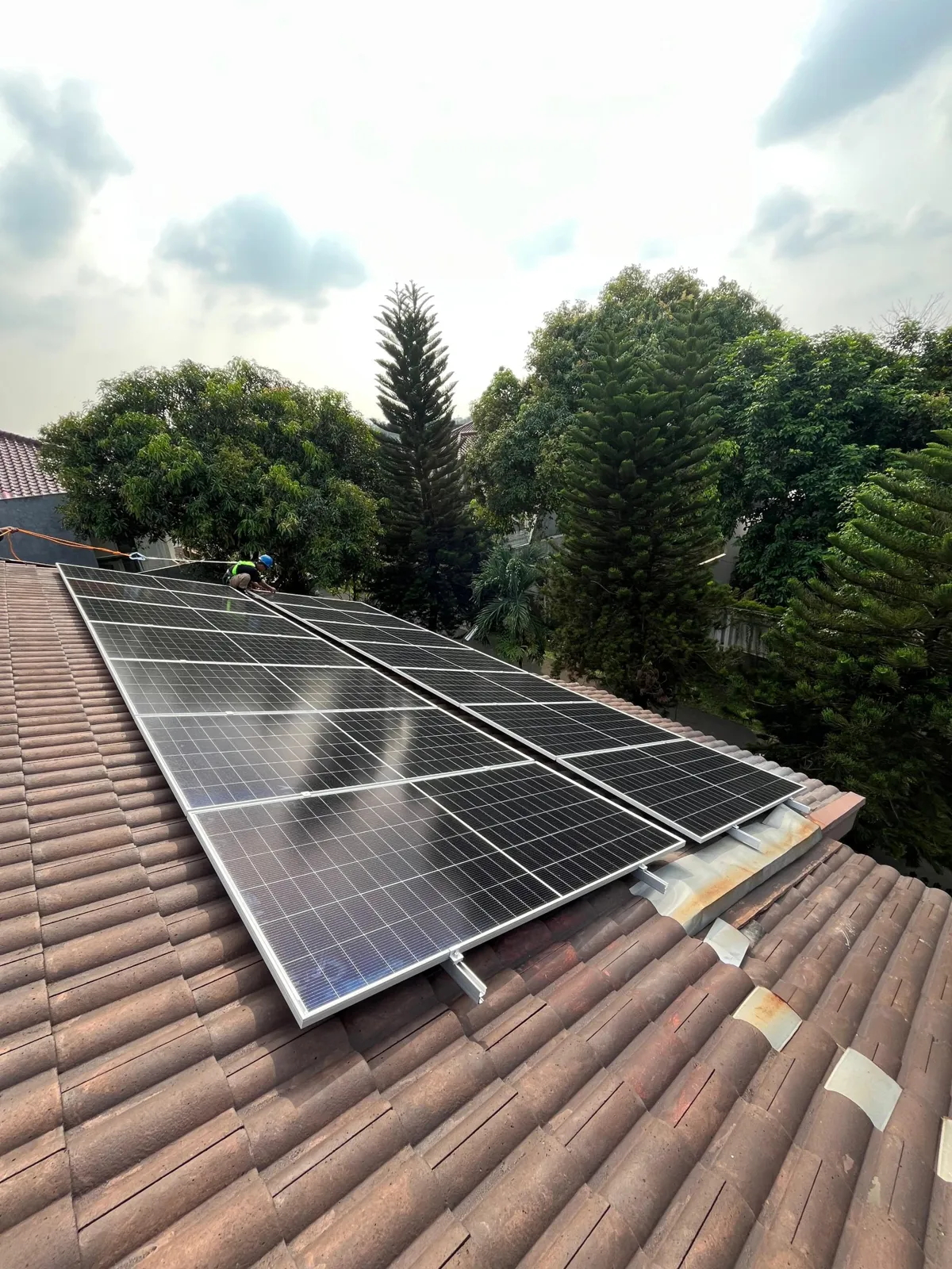 Dua baris panel pada atap genteng, Jakarta Selatan.