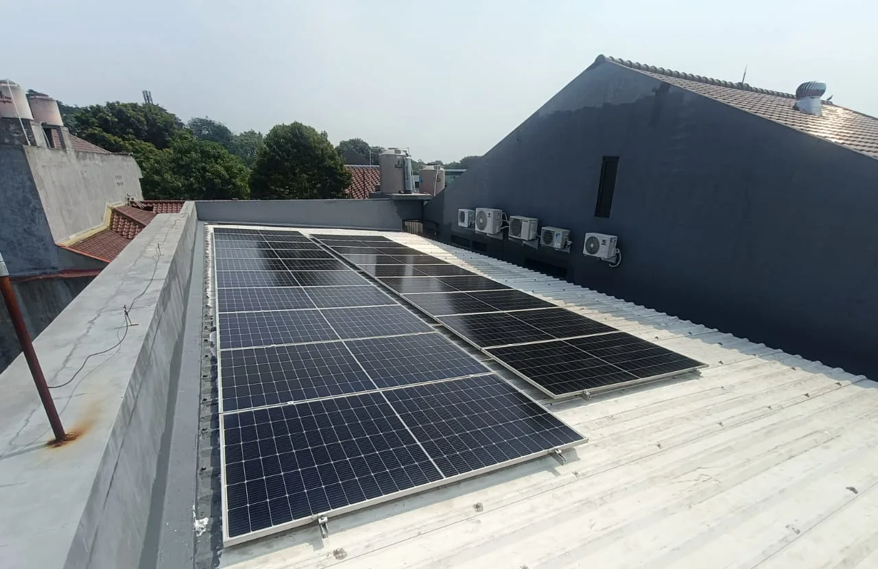 Dua baris panel surya terpasang pada atap metal rumah di Jakarta Selatan