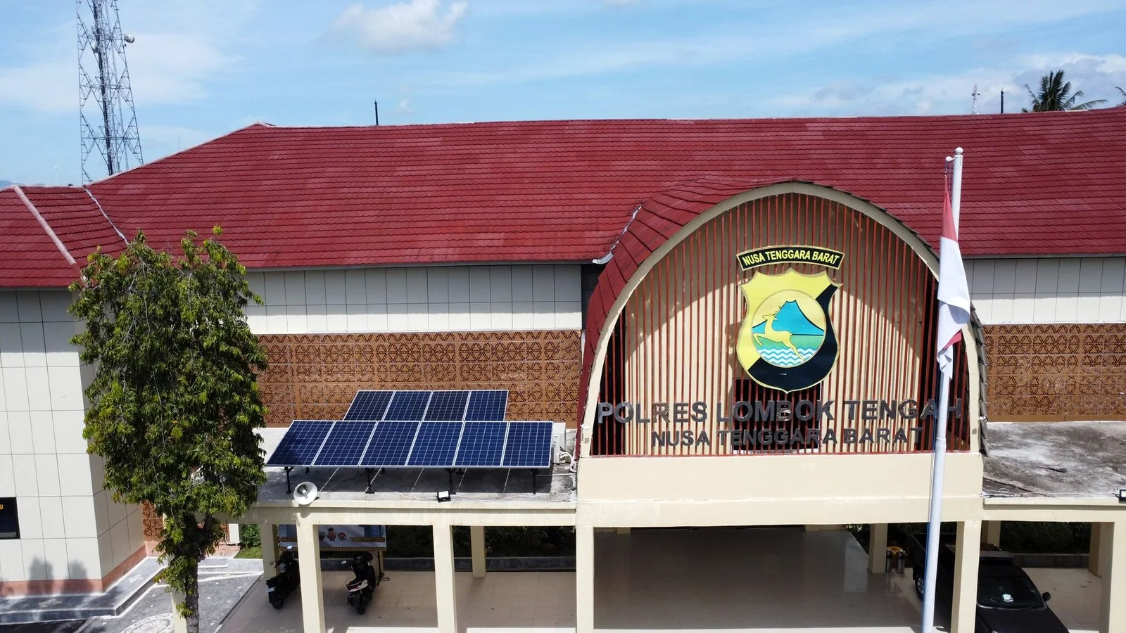 Panel surya terpasang di bagian depan gedung Polres Lombok Tengah