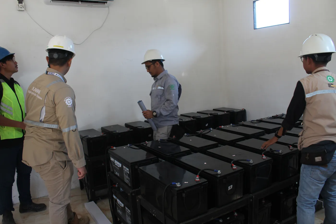 Pemeriksaan rangkaian baterai penyimpanan energi.