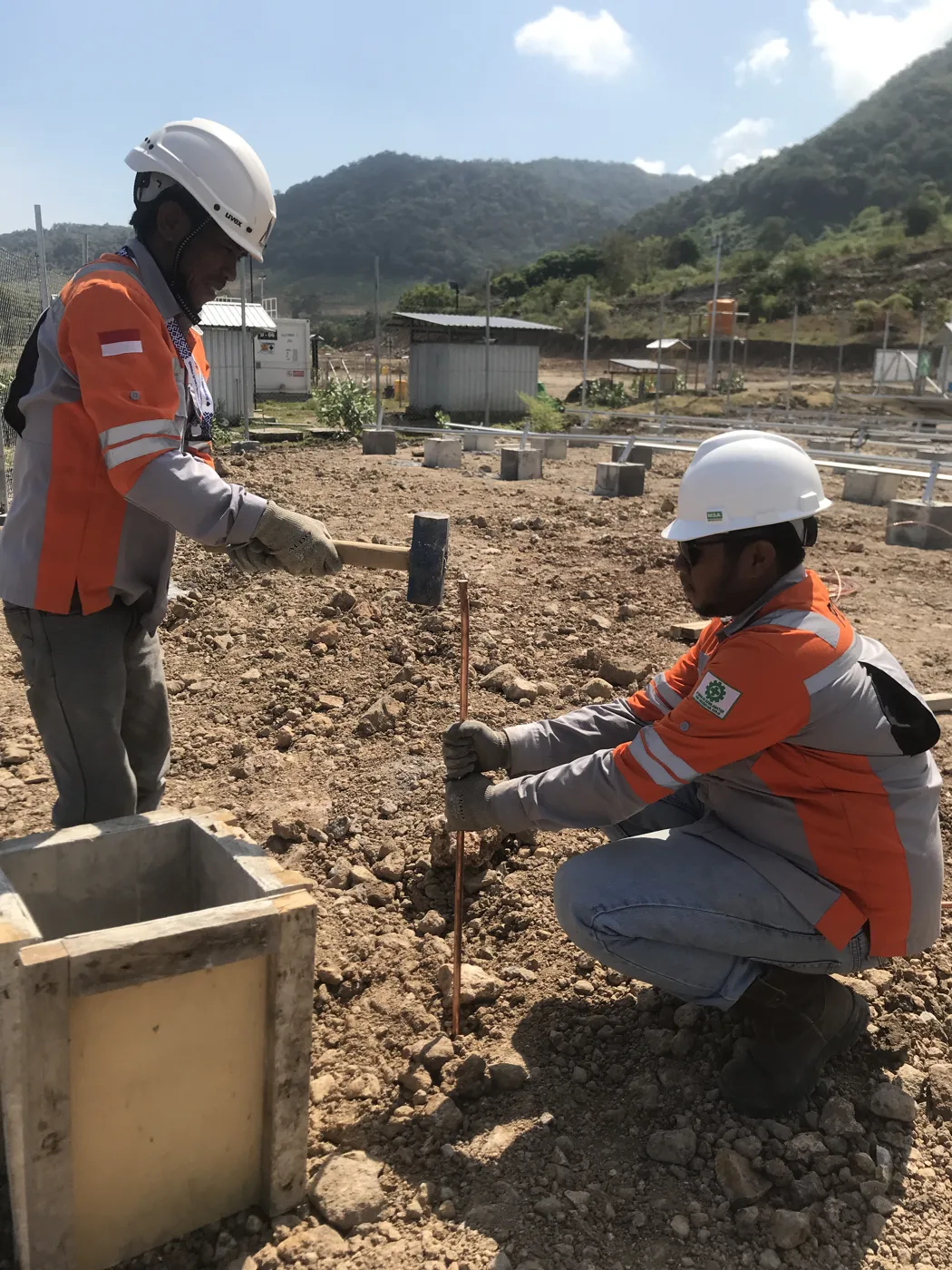 Pekerjaan sistem pembumian di lapangan.
