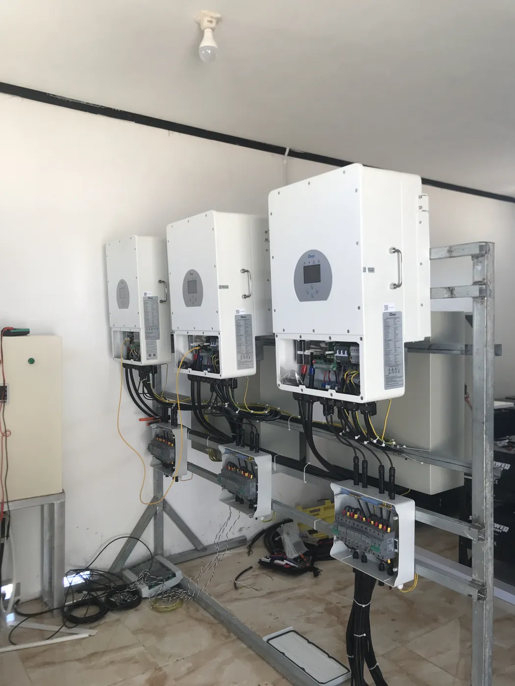 Inverter dan panel distribusi di ruang perangkat.