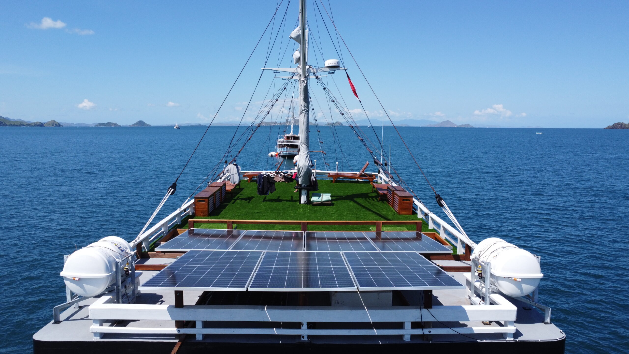 Melintasi Samudra dengan Berkah Matahari: Kapal Pinisi & Energi Surya (Labuan Bajo)